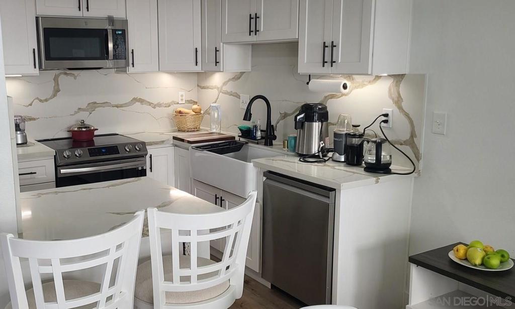 546 VIA DE LA VALLE F