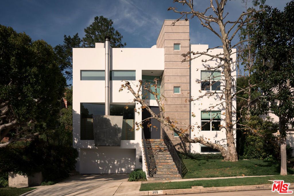 Photo of 255 S Bentley Avenue, Los Angeles, CA 90049 (MLS # 25559085)