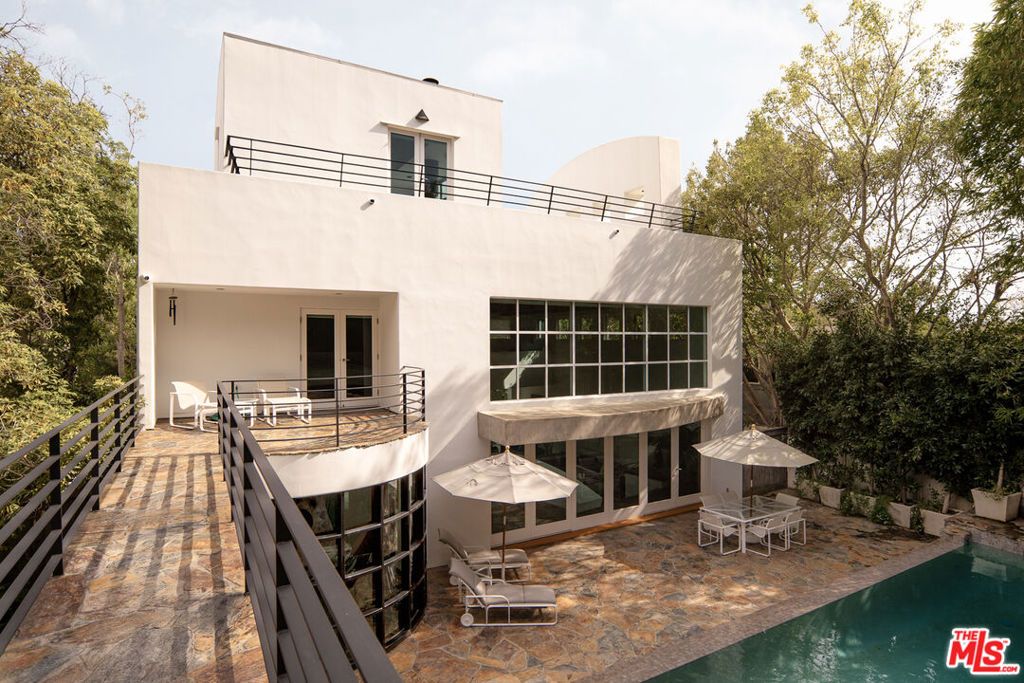 Photo of 255 S Bentley Avenue, Los Angeles, CA 90049 (MLS # 25559085)