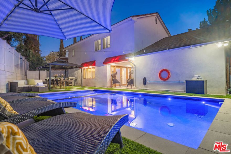 This posh luxurious villa is absolutely stunning. Updated renovated bedrooms rooms are equipped with comfortable beds and cosy mattresses. It also has a fully equipped kitchen.