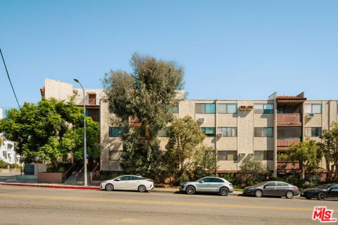 Photo of 530 S Barrington Avenue #111, Los Angeles, CA 90049 (MLS # 26101737)