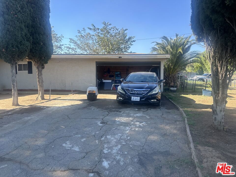 Main image without alt text