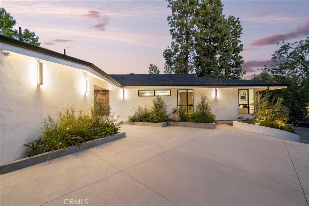 Photo of 16105 Clear Oak Drive, Encino, CA 91436 (MLS # SR25246498)