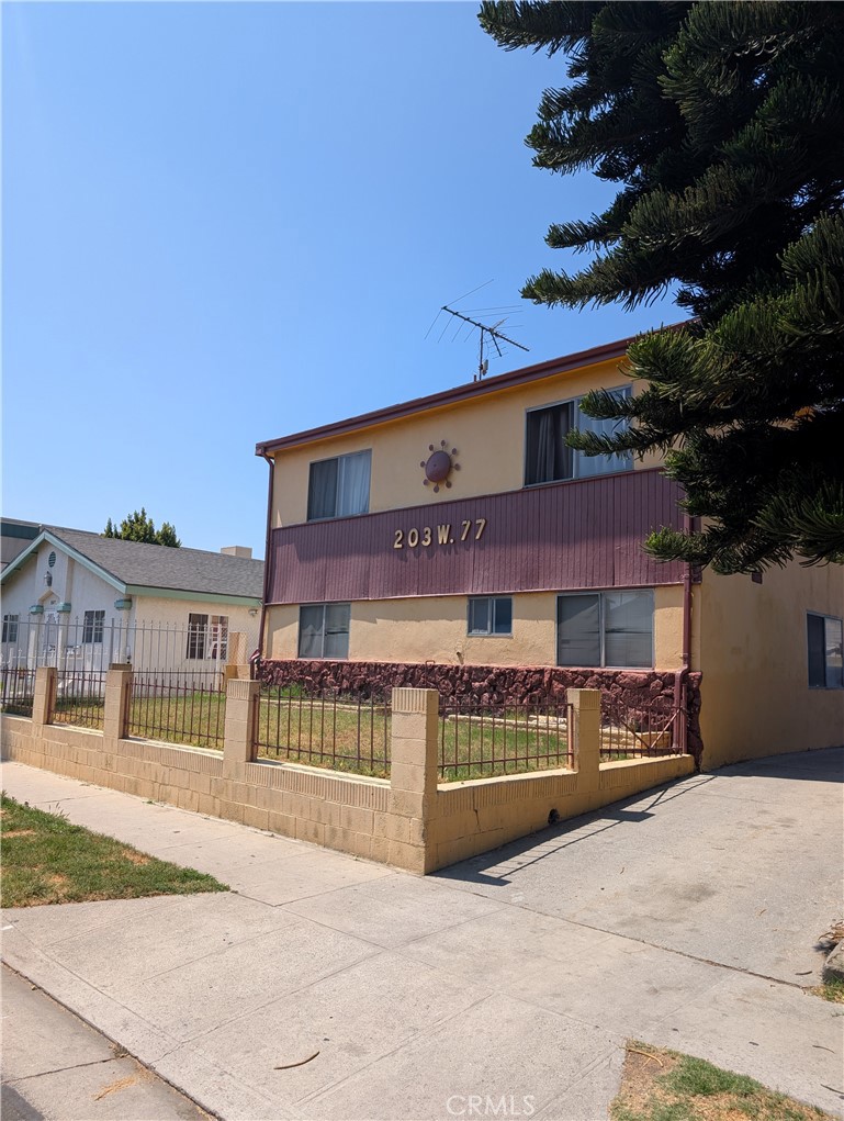 Main image without alt text