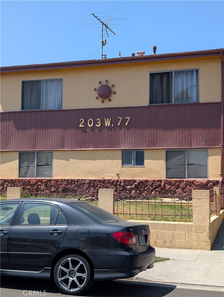 Main image without alt text