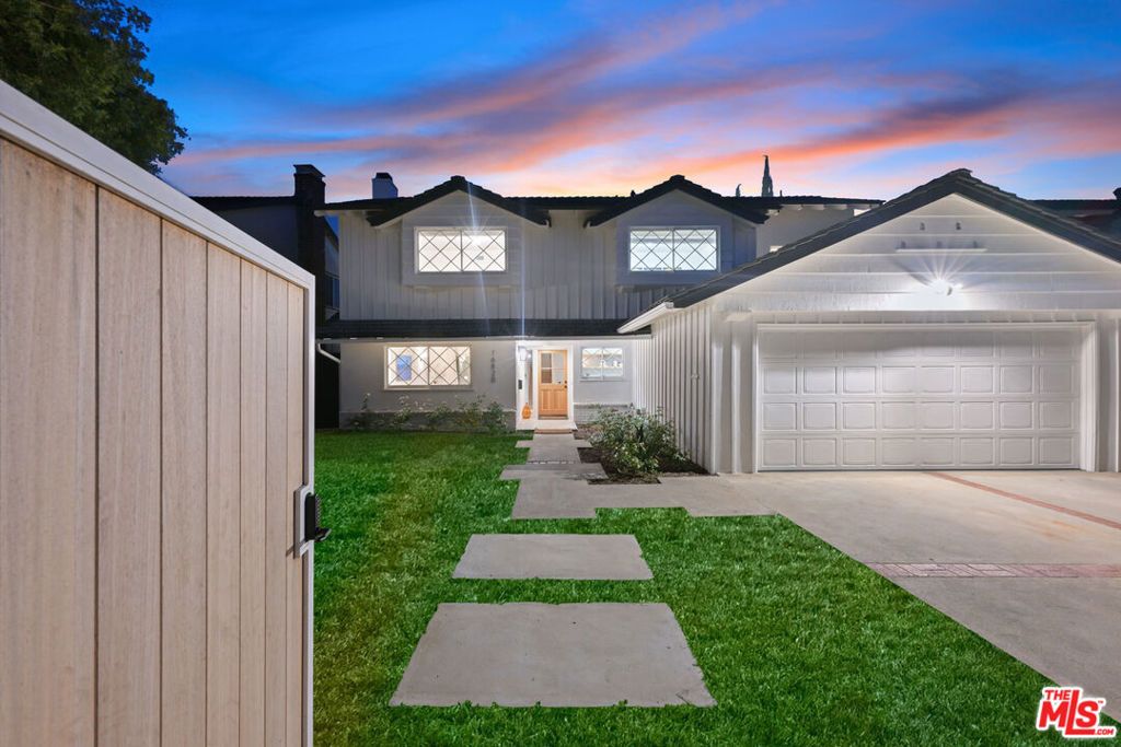 Photo of 16820 Hart Street, Lake Balboa, CA 91406 (MLS # 25593933)