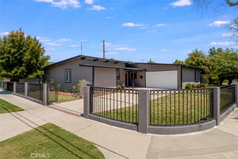 Photo of 18027 Hatton Street, Reseda, CA 91335 (MLS # SR26181318)