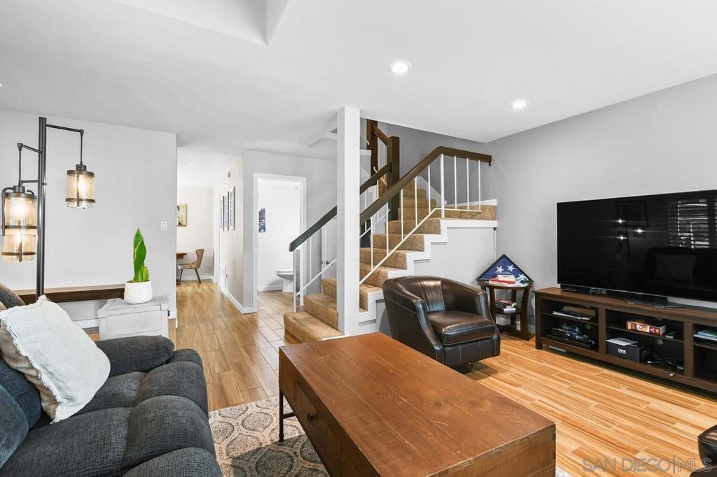 listing image 130728554315761524970