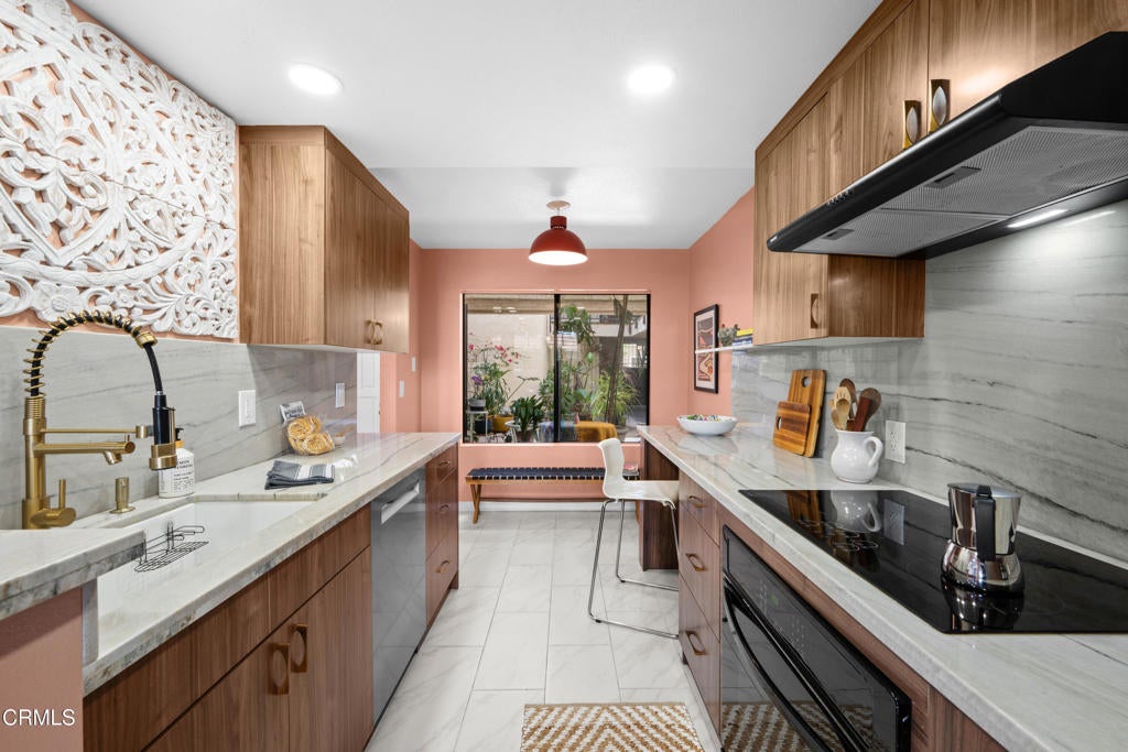 225 Hermosa Avenue 102