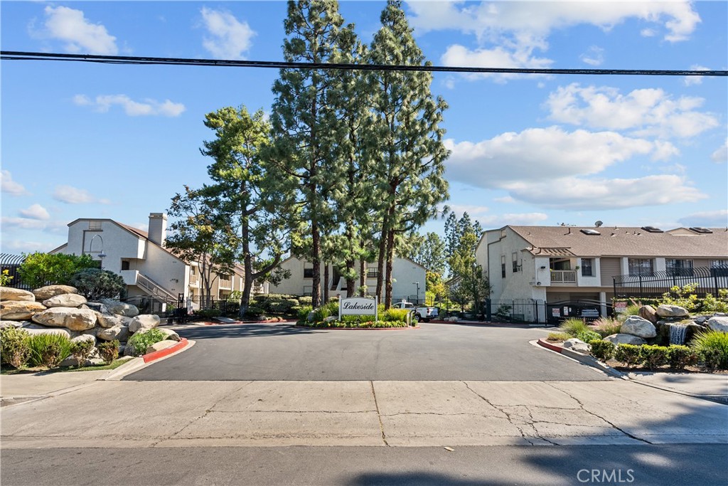 10521 Lakeside S