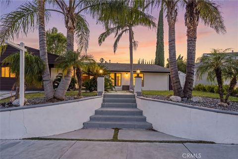 Photo of 12835 Titian Avenue, Granada Hills, CA 91344 (MLS # SR26082636)