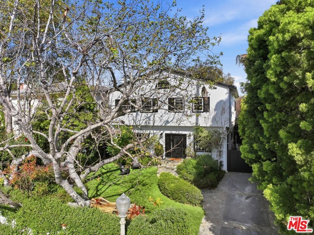 Photo of 154 S Anita Avenue, Los Angeles, CA 90049 (MLS # 26669937)