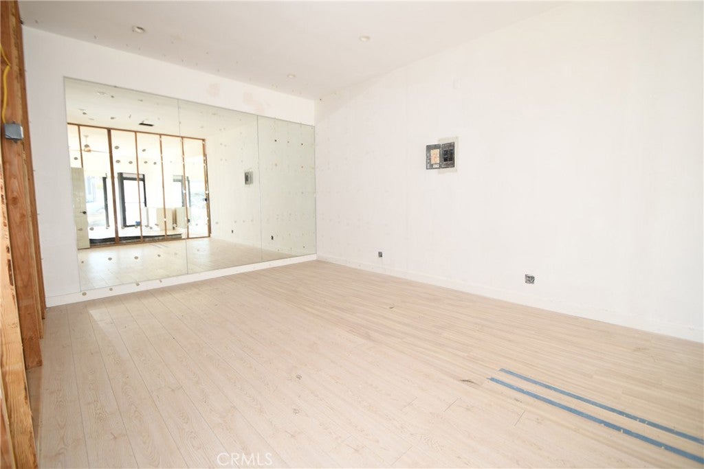 2209 Lomita