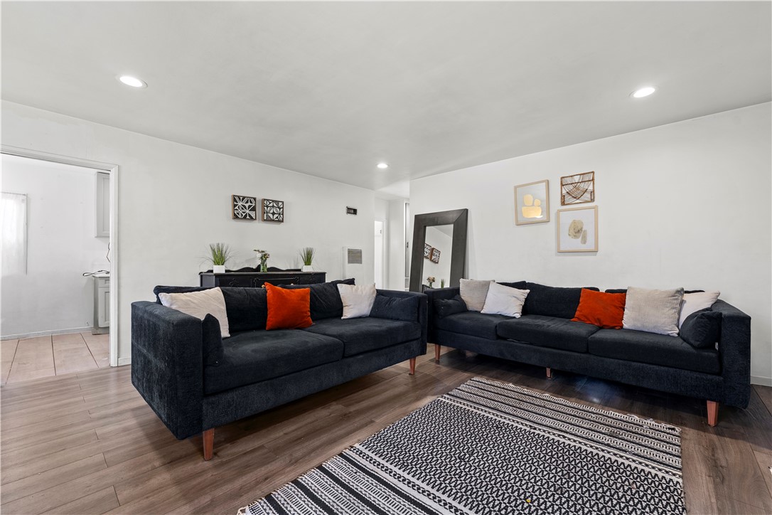 2725 E Tyler