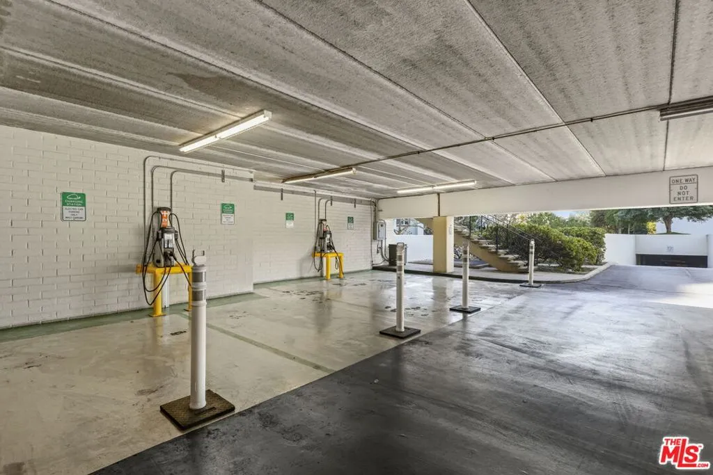 Los Angeles, California 90067, United States, 2 Bedrooms Bedrooms, ,2 BathroomsBathrooms,Residential,Active,240432