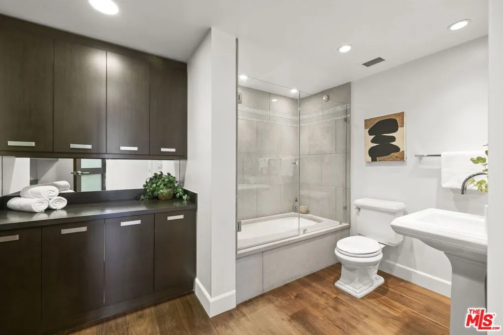 Los Angeles, California 90067, United States, 2 Bedrooms Bedrooms, ,2 BathroomsBathrooms,Residential,Active,240432