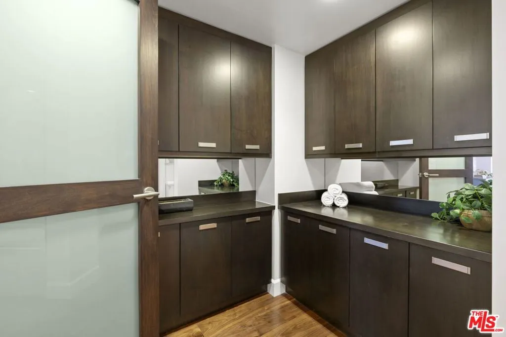 Los Angeles, California 90067, United States, 2 Bedrooms Bedrooms, ,2 BathroomsBathrooms,Residential,Active,240432