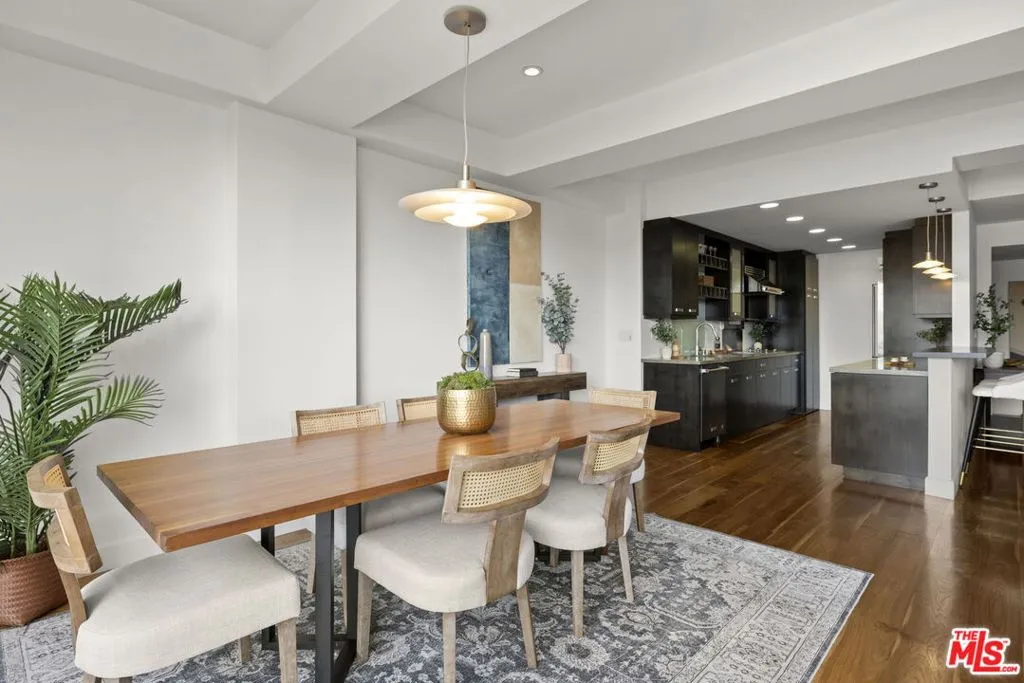 Los Angeles, California 90067, United States, 2 Bedrooms Bedrooms, ,2 BathroomsBathrooms,Residential,Active,240432