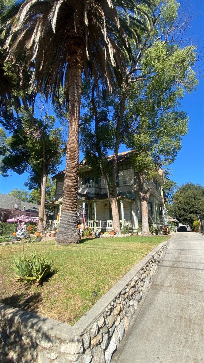 209 Carlton