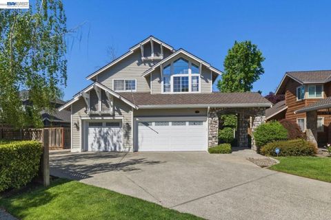 Photo of 74 Canyon Green Way Way, San Ramon, CA 94582 (MLS # 41132799)