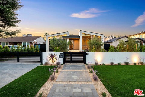 Photo of 15161 Weddington Street, Sherman Oaks, CA 91411 (MLS # 26837295)