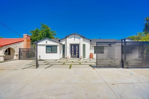 Photo of 5030 Amestoy Ave, Encino, CA 91316 (MLS # SR26069389)
