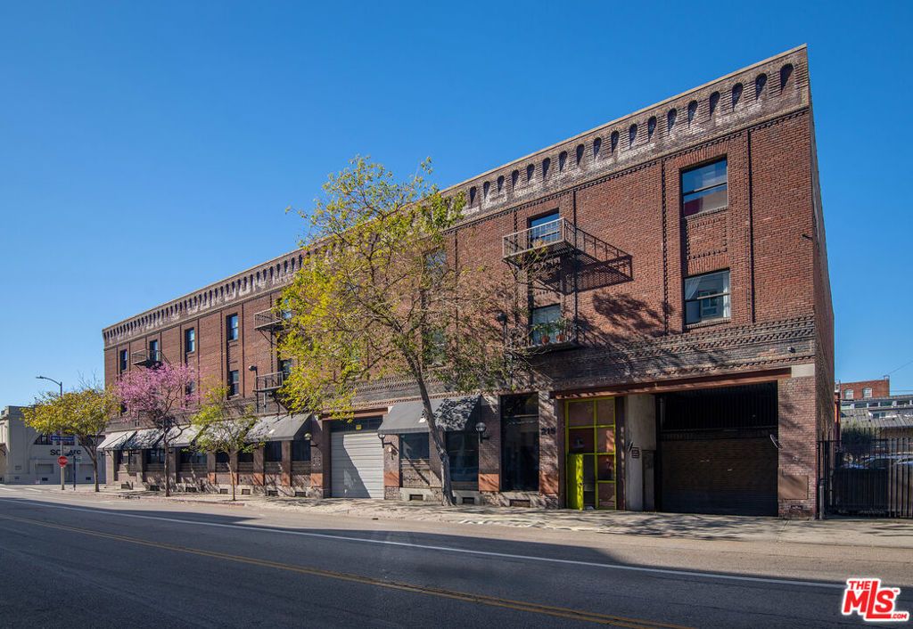 Photo of 215 S Santa Fe Avenue #6, Los Angeles, CA 90012 (MLS # 26660623)