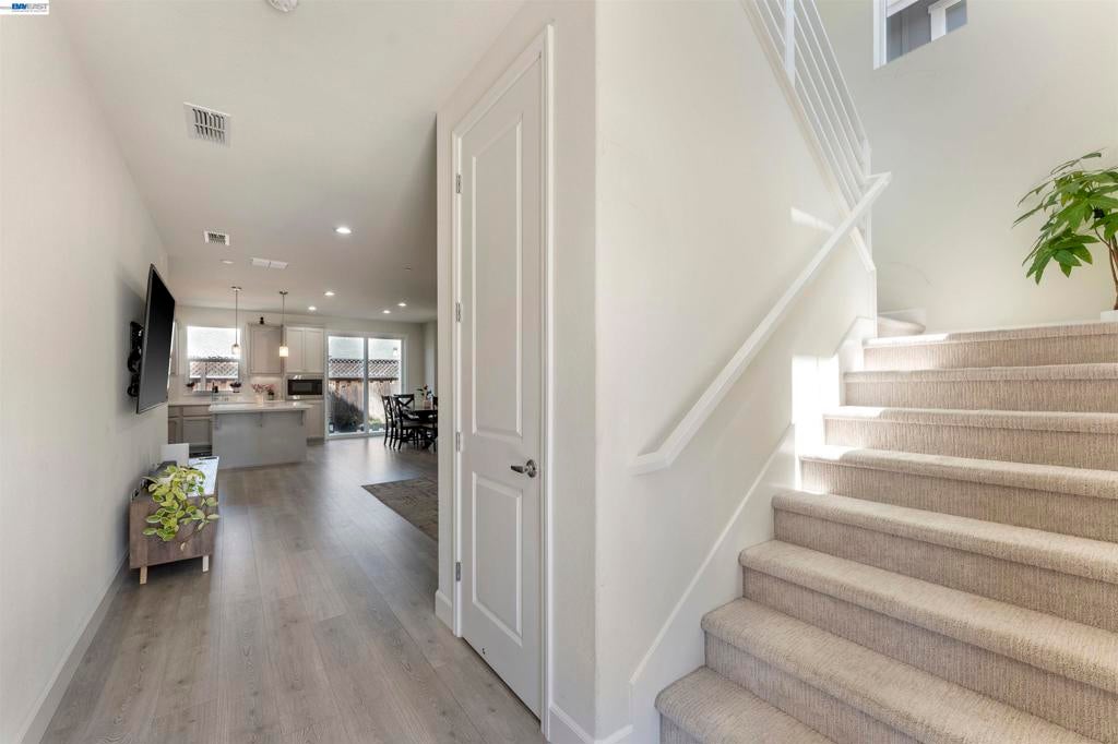 1631 Wonderland Way Way, Hayward CA 94545