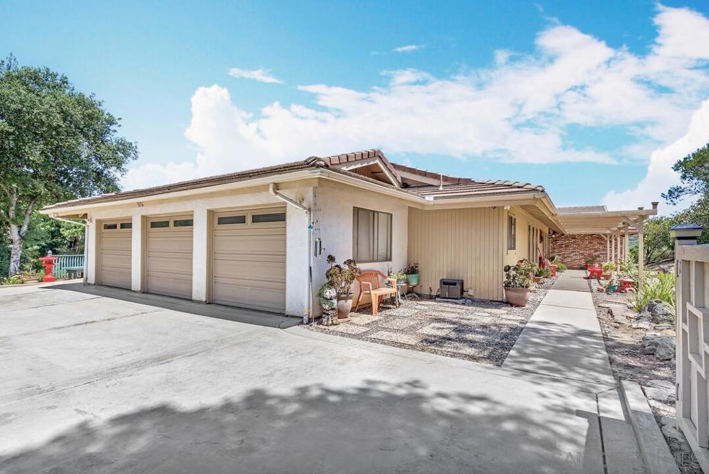 3176 Via Viejas