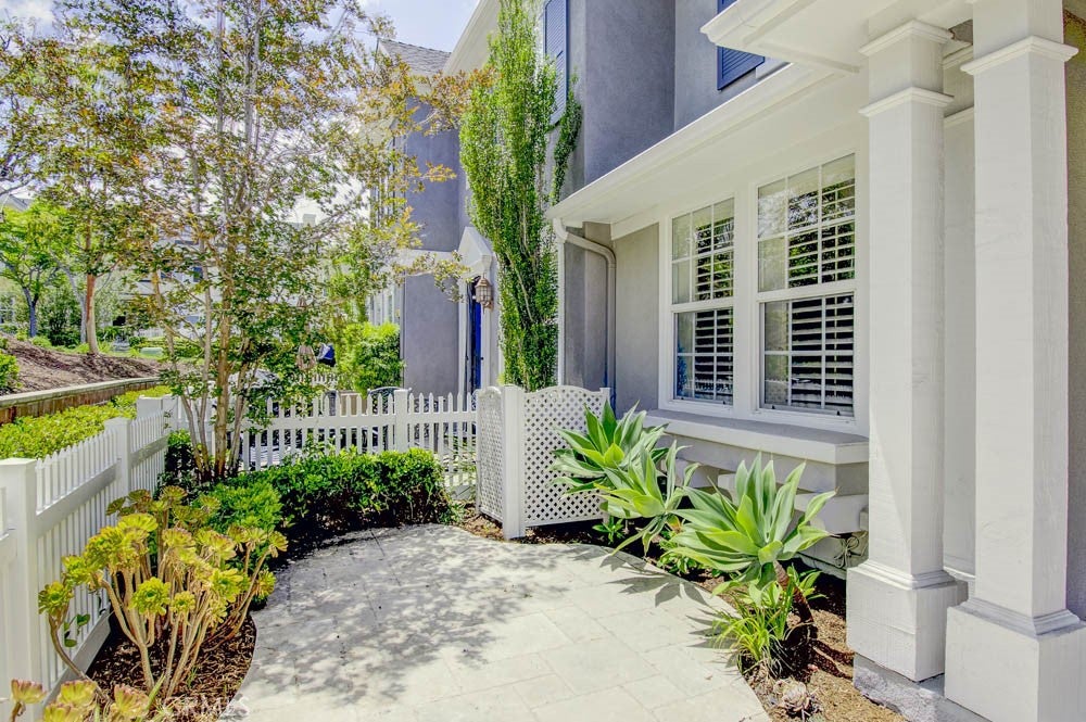47 Strawflower St