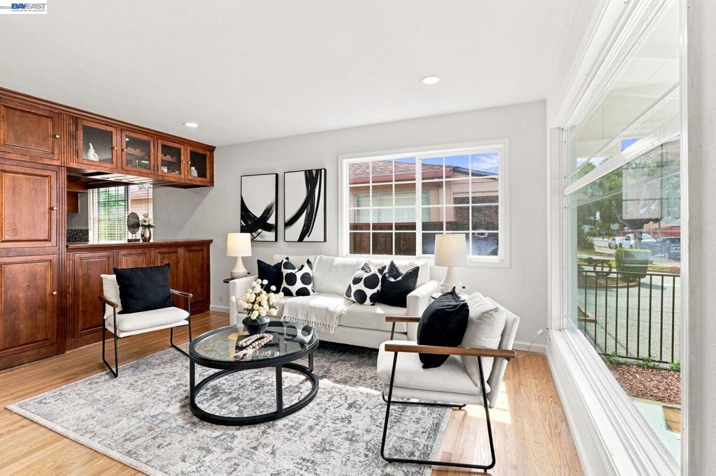 824 Moraga Dr