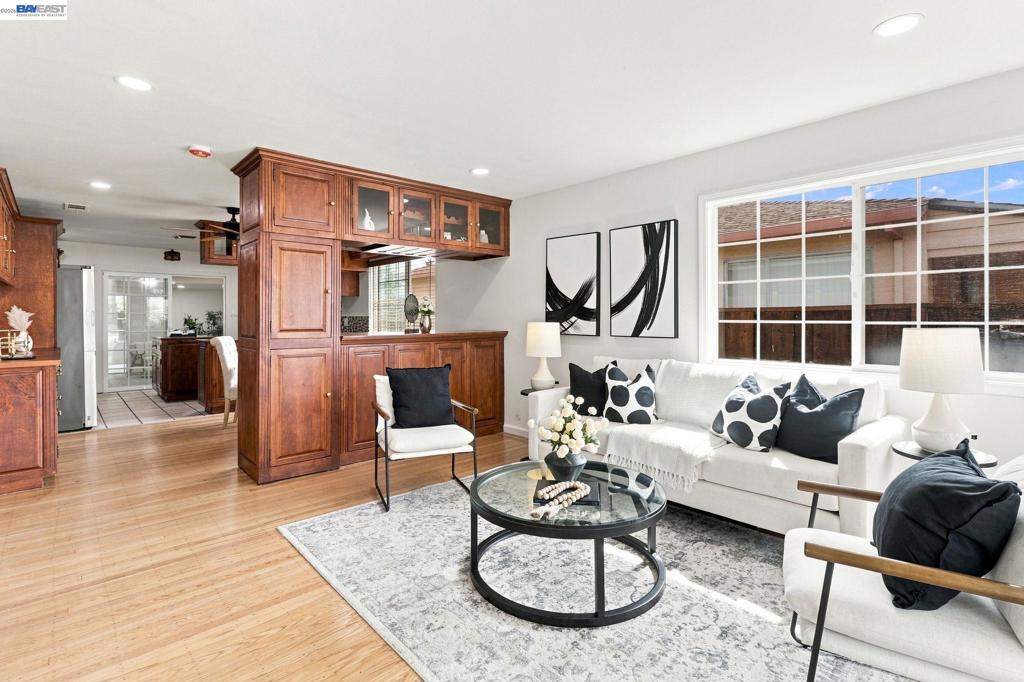 824 Moraga Dr