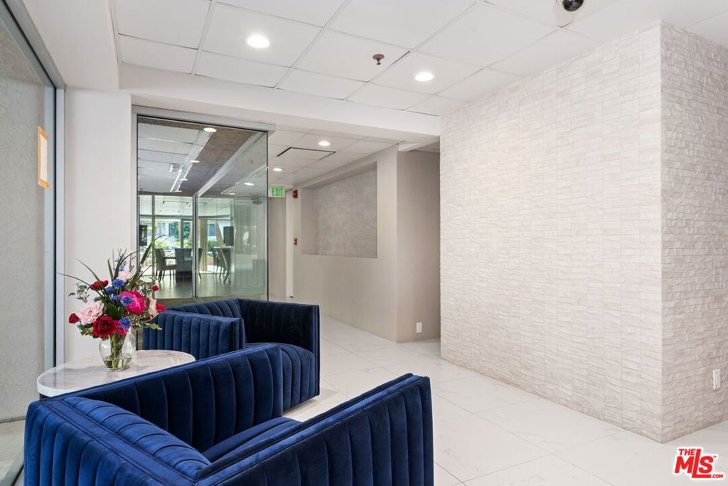 Photo of 211 California Avenue #401, Santa Monica, CA 90403 (MLS # 25585537)