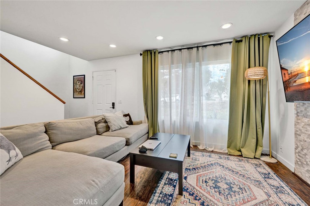 177 N Singingwood Street 22