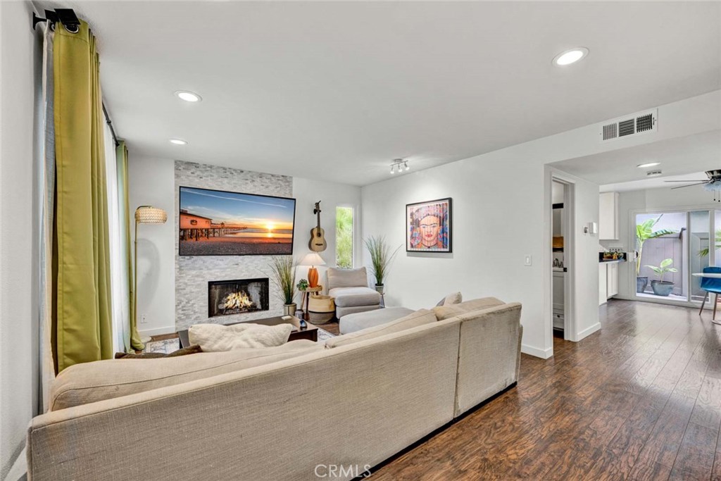 177 N Singingwood Street 22