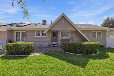 Photo of 1869 Country Club RD, Thousand Oaks, CA 91360 (MLS # SR26148192)