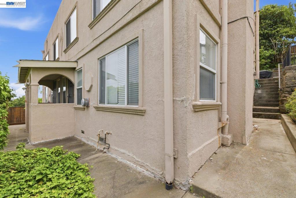 242 Kendall Ave
