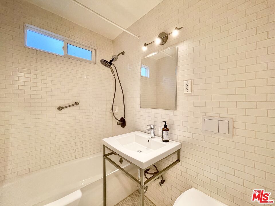 6853 1/2 Alta Loma Terrace