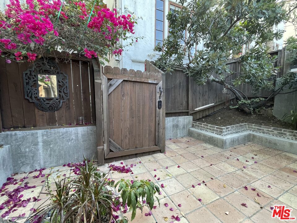 6853 1/2 Alta Loma Terrace