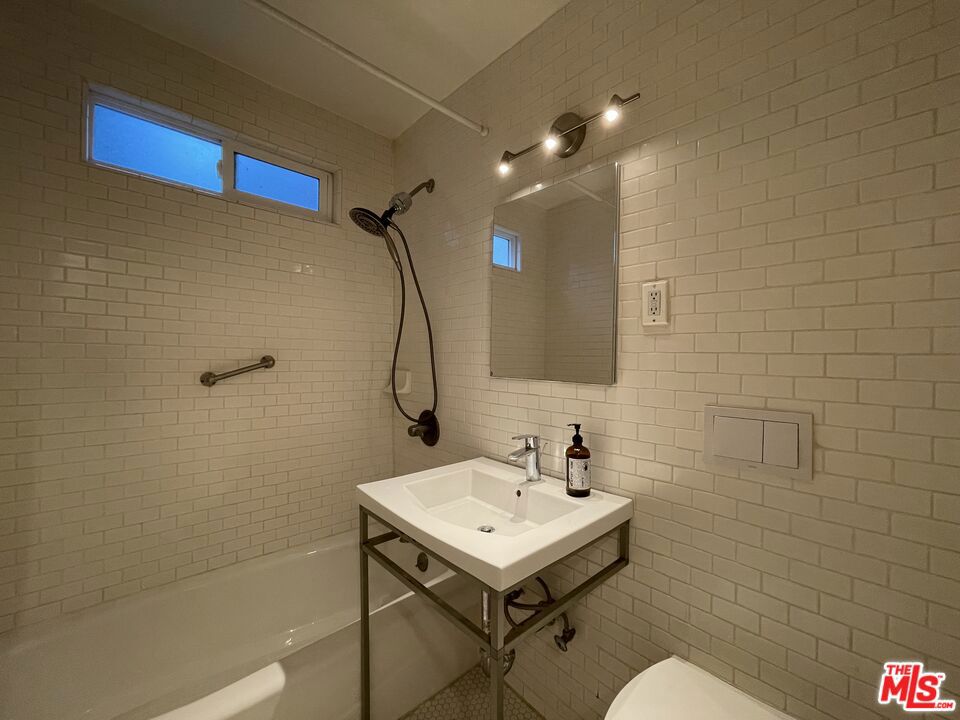 6853 1/2 Alta Loma Terrace
