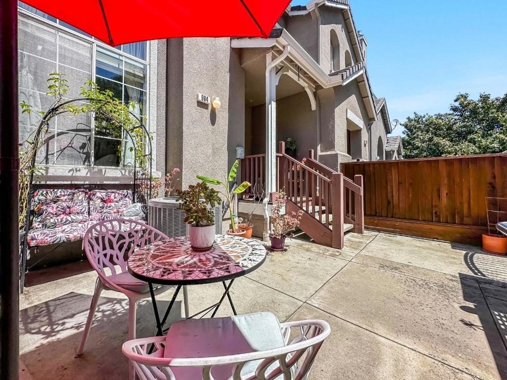 984 Goodacre Lane