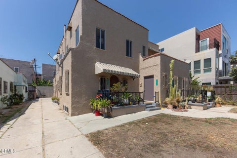Photo of 833 N Ridgewood Place, Los Angeles, CA 90038 (MLS # P1-28612)