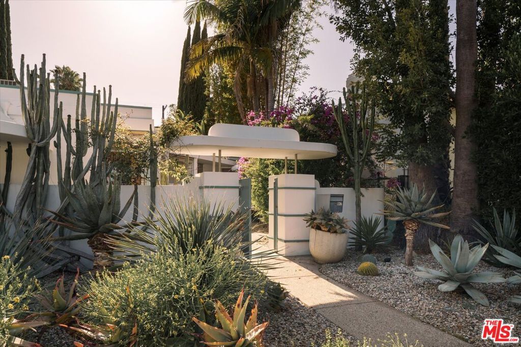 Photo of 947 N Martel Avenue, Los Angeles, CA 90046 (MLS # 25597121)