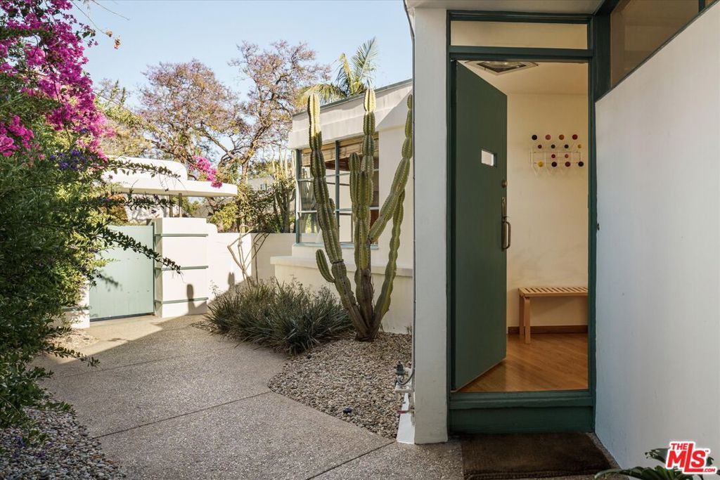 Photo of 947 N Martel Avenue, Los Angeles, CA 90046 (MLS # 25597121)