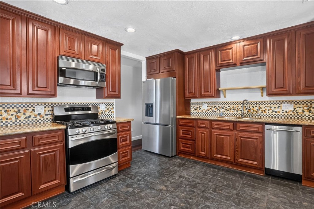 2028 W Midwood