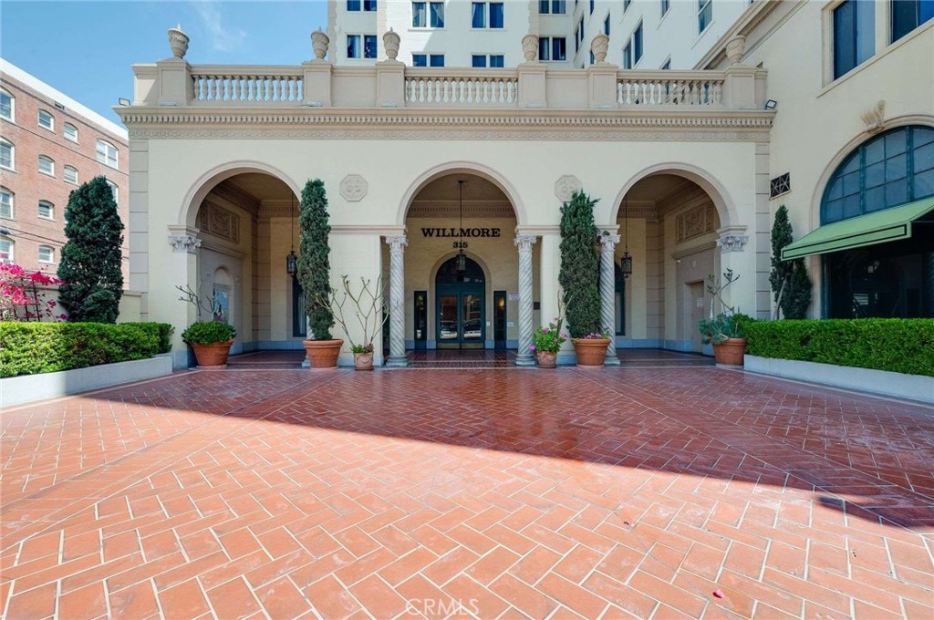 315 W 3rd 1011