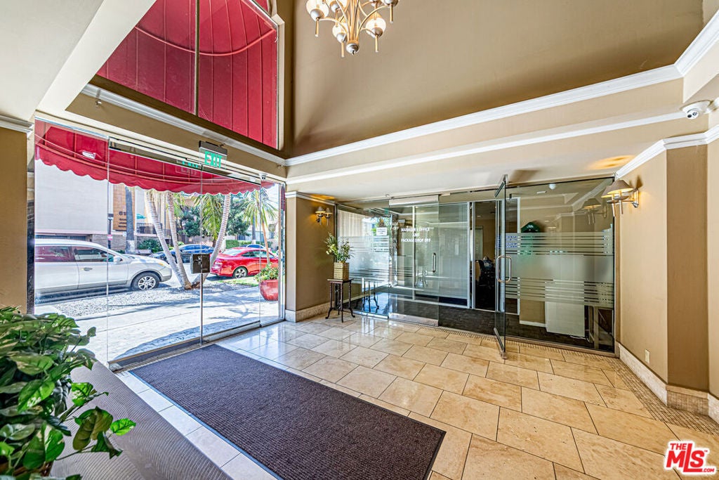 620 S Gramercy Place 301