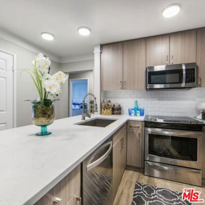 6600 Beachview Drive 403