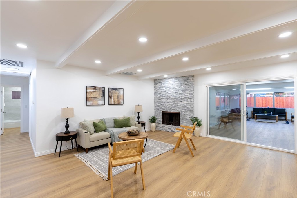 5245 N Mountain View