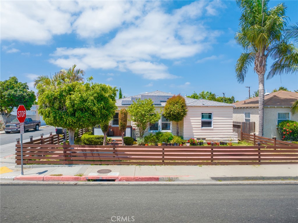 Welcome to a fantastic opportunity in a well-established neighborhood! This home offers solid bones and endless potential for those looking to add their personal touch. With a functional layout and a spacious yard, it's the perfect canvas for your vision. Whether you're a first-time buyer, investor, or someone looking for a project, this property is a great value with room to grow. Conveniently located near schools, parks, and local amenities. Don’t miss the chance to turn this house into your dream home!
Detached garage presents excellent potential for an ADU (buyer to verify). A fantastic opportunity to add value and flexibility!